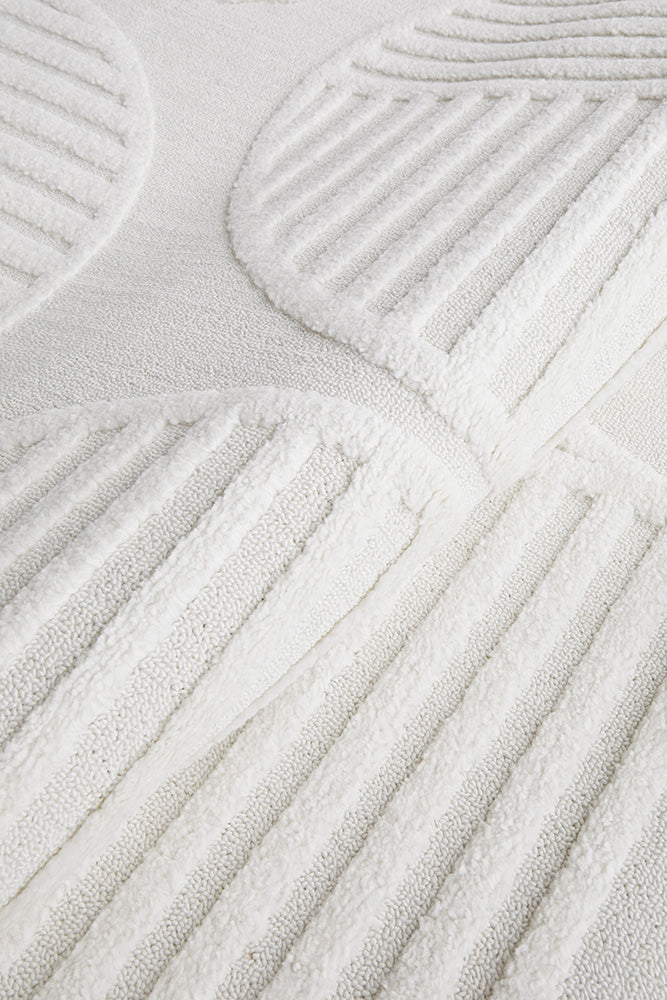 Lotus Leo White-zoom-