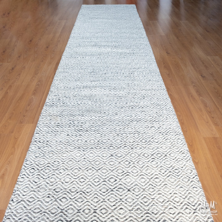 Hourglass Black Beige White Runner