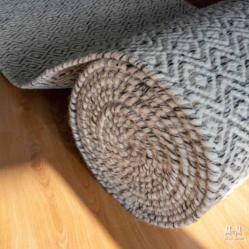 Hourglass Black Beige White Runner-zoom-