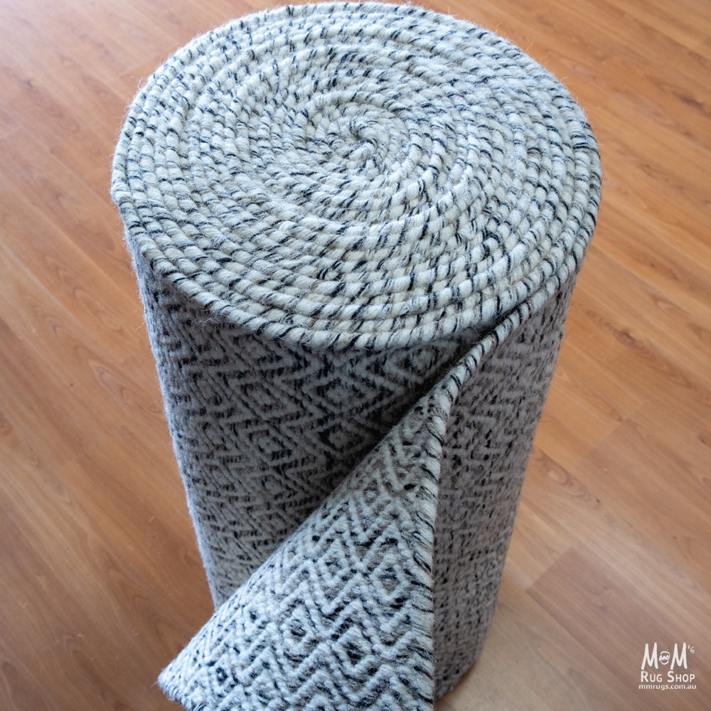 Hourglass Black Beige White Runner-4