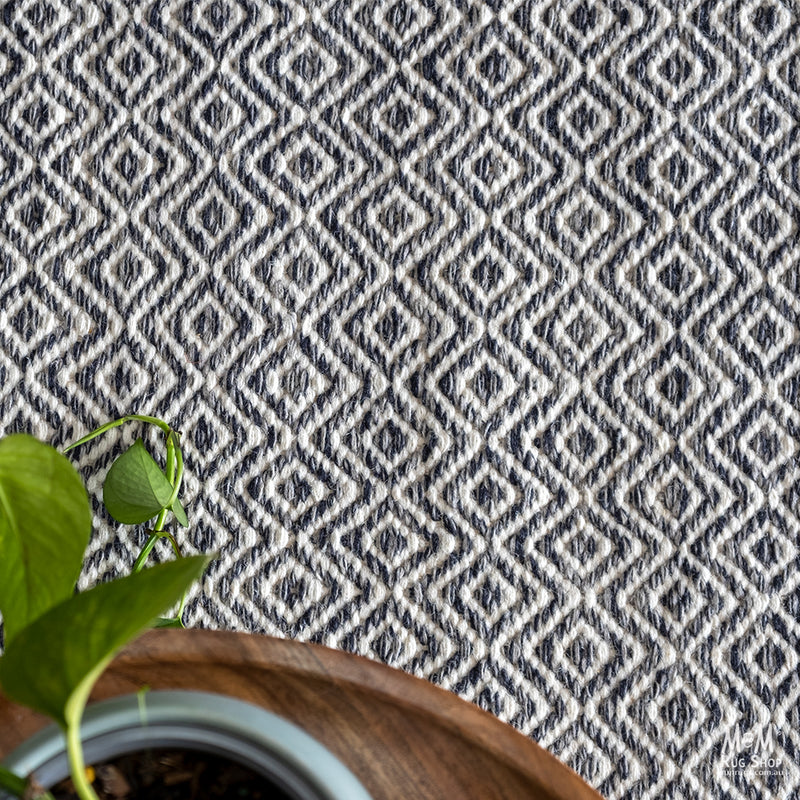 Hourglass Black Grey White-zoom-