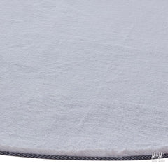 Supersoft polyester Pony Gris round rug with a plush, textured surface, designed for cozy home decor.