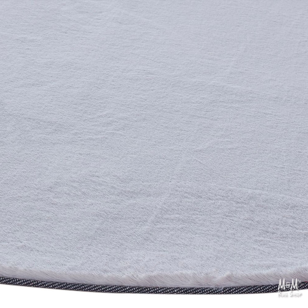 Supersoft polyester Pony Gris round rug with a plush, textured surface, designed for cozy home decor.